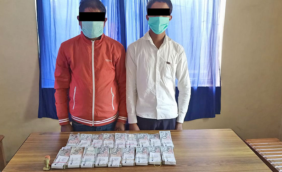 स्रोत नखुलेको १८ लाखसहित वीरगञ्जबाट दुई जना पक्राउ